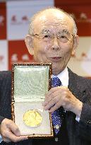 Nobel laureate Akasaki returns home