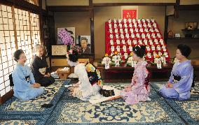 Apprentice geisha start preparing for new year