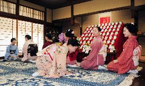 Apprentice geisha start preparing for new year