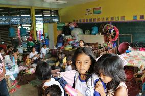Tacloban residents seek shelter at elementary school