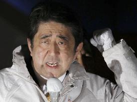 PM Abe makes last-ditch effort on final day of campaign