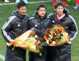 Retired Yanagisawa, Nakata pose with Ogasawara