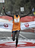 Kenyan man wins 2014 Honolulu Marathon