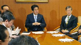 PM Abe attends LDP executive members meeting