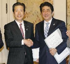 Abe, Yamaguchi meet after general election