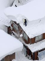 Heavy snow hits northern, central Japan