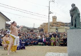 Hauho conducts ring-entering rite for sumo legend