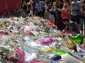 People lay flowers for victims in Sydney stand-off