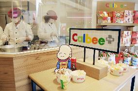 Calbee shows new Kobe outlet to press