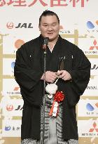 Yokozuna Hakuho wins outstanding performance prize