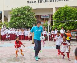 Hasebe plays mini-soccer game with Banda Aceh kids