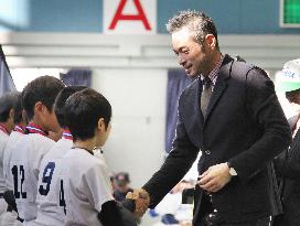 Ichiro encourages baseball kids