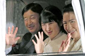 Crown Prince, family arrive for emperor's birthday dinner
