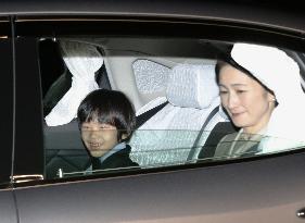 Princess Kiko, Prince Hisahito arrive for emperor's birthday dinner
