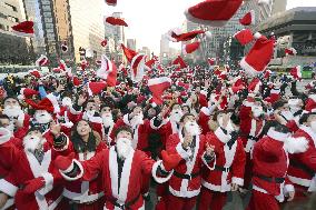 Hundreds of Santa Clauses gather for poor kids
