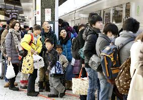 New Year's holiday exodus begins in Japan