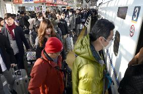 New Year holiday exodus peaks in Japan