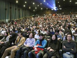 Fans bid farewell to movie theater in Tokyo