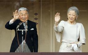 Emperor offers New Year's greetings to well-wishers