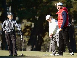 PM Abe plays golf with business leaders