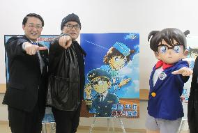 Comic author, Tottori governor promote local airport