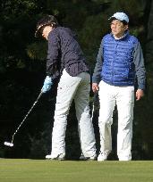PM Abe plays golf in Chigasaki