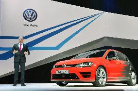 VW unveils Internet-connecting concept car at CES