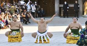 Yokozuna Hakuho performs ring-entering rite in Tokyo