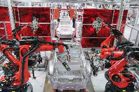 Tesla Motors opens California plant to press