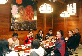 Thai tourists enjoy cuisine at old mansion in Kyoto