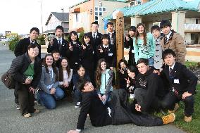 Japan high schoolers from tsunami-hit area meet U.S. students