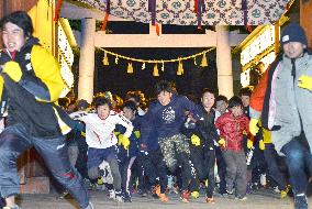 'Lucky man race' held at Shinto shrine in west Japan