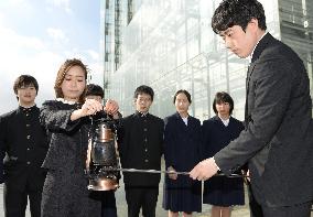 New adults light memorial flame on 20th anniv. of 1995 quake
