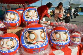 Fukushima evacuees hold doll market to retain tradition