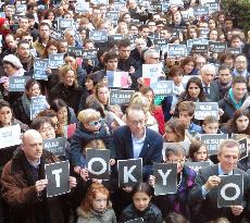 People in Tokyo mourn victims of Paris terrorist attacks