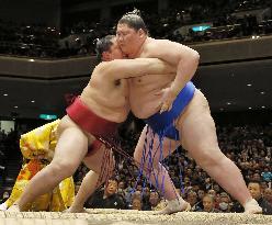 Endo beats Ichiojo at New Year sumo