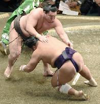 Hakuho launches bid for sole all-time mark with win