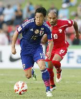 Japan forward Kagawa competes for ball in Asian Cup