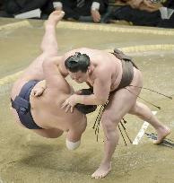 Hakuho beats Terunofuji in New Year tourney