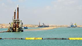 Work under way for new waterway at Suez Canal