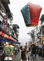 Tourist floats lantern to make wish in Taiwan