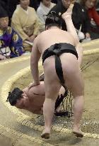 Hakuho survives 5th-day scare at New Year sumo tourney