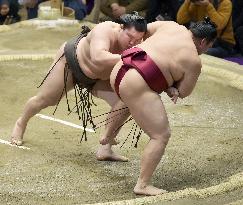 Hakuho blasts Endo at New Year sumo tournament