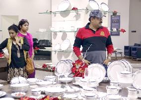 Japanese tableware draws rich shoppers in Colombo
