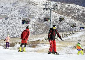 Ski area shown to press as Beijing bids for 2022 games