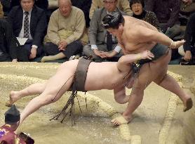 Hakuho still unbeaten at New Year sumo tourney