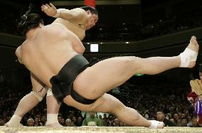Harumafuji falls at New Year sumo tourney