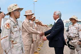Defense minister gives pep talks to SDF on antipiracy mission