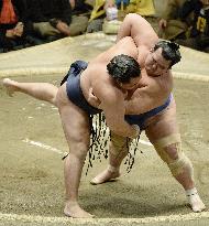 Kotoshogiku beats Kakuryu at New Year tourney
