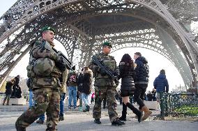 French soldiers on alert around Eiffel Tower